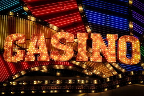 Mikä saa ihmiset pelaamaan kasinopelejä netissä?